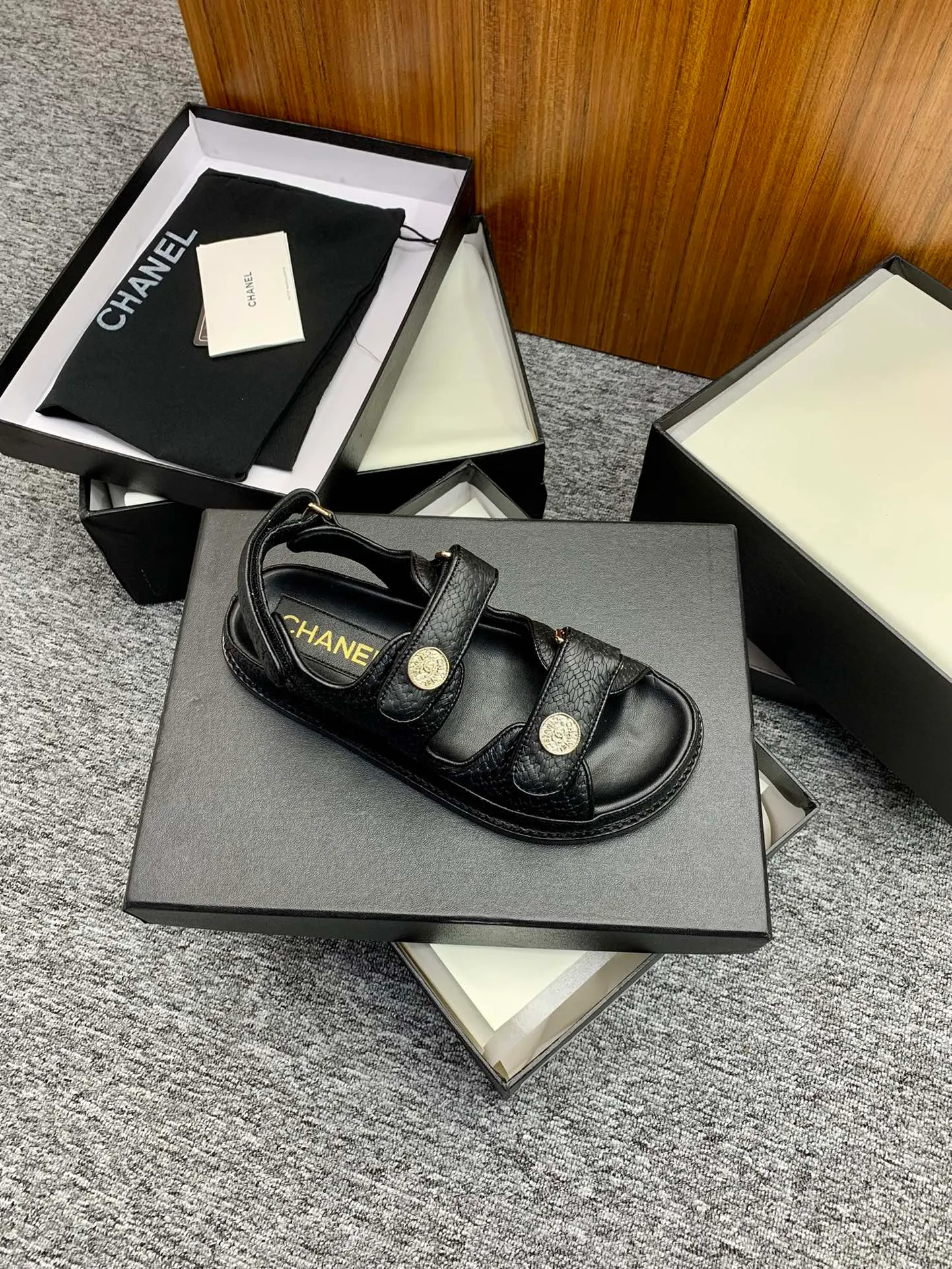 👟👟Ex-factory price 480👟👟 👑Crown👑Top purchasing version✈️ CHANEL Xiaoxiang 2022 spring and summer latest season double C Velcro casual sandals! Summer beach sandals 🏖️! A sandal that is super comfortable on your feet! A must-have classic! ✊Adhere to the original 1:1 mold customization! Feel free to compare! Give you a genuine foot feel! The first choice for high-end customers to purchase ❤️ [Material] 👑 Fabric: Original customized pebbled cowhide/satin buckle 👑 Lining: Original imported water-dyed sheepskin 👑 Outsole: Original open-molded genuine leather outsole [Number of yards] 35-41 (⚠️34/41 needs to be customized, non-refundable and non-exchangeable) [Packaging] 🎁Configured with original packaging